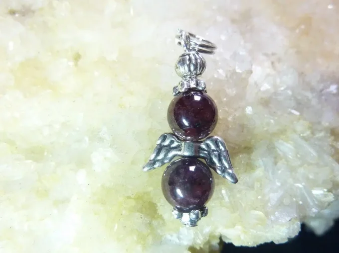 Pendentif ange Grenat