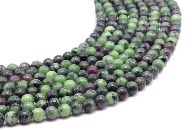 Perles Rubis sur zoisite au fil