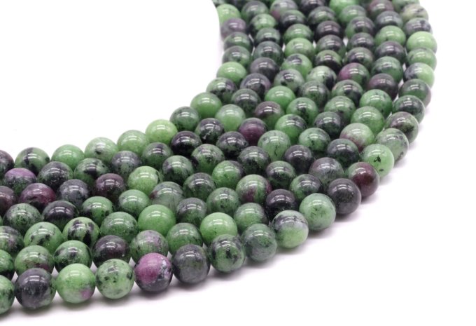 Perles Rubis sur zoisite au fil